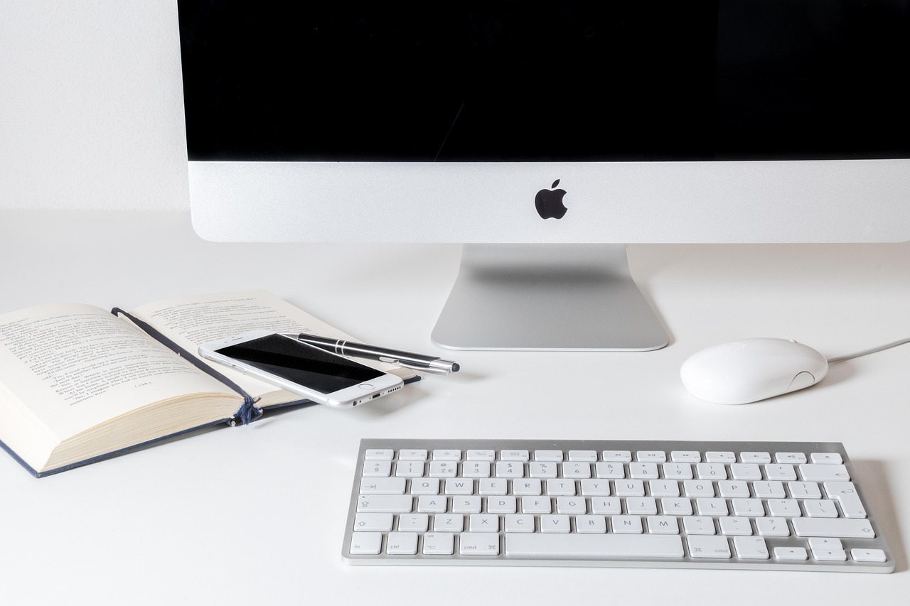 A clean office workstation with a calendar and clock, symbolizing business day windows and hold periods.