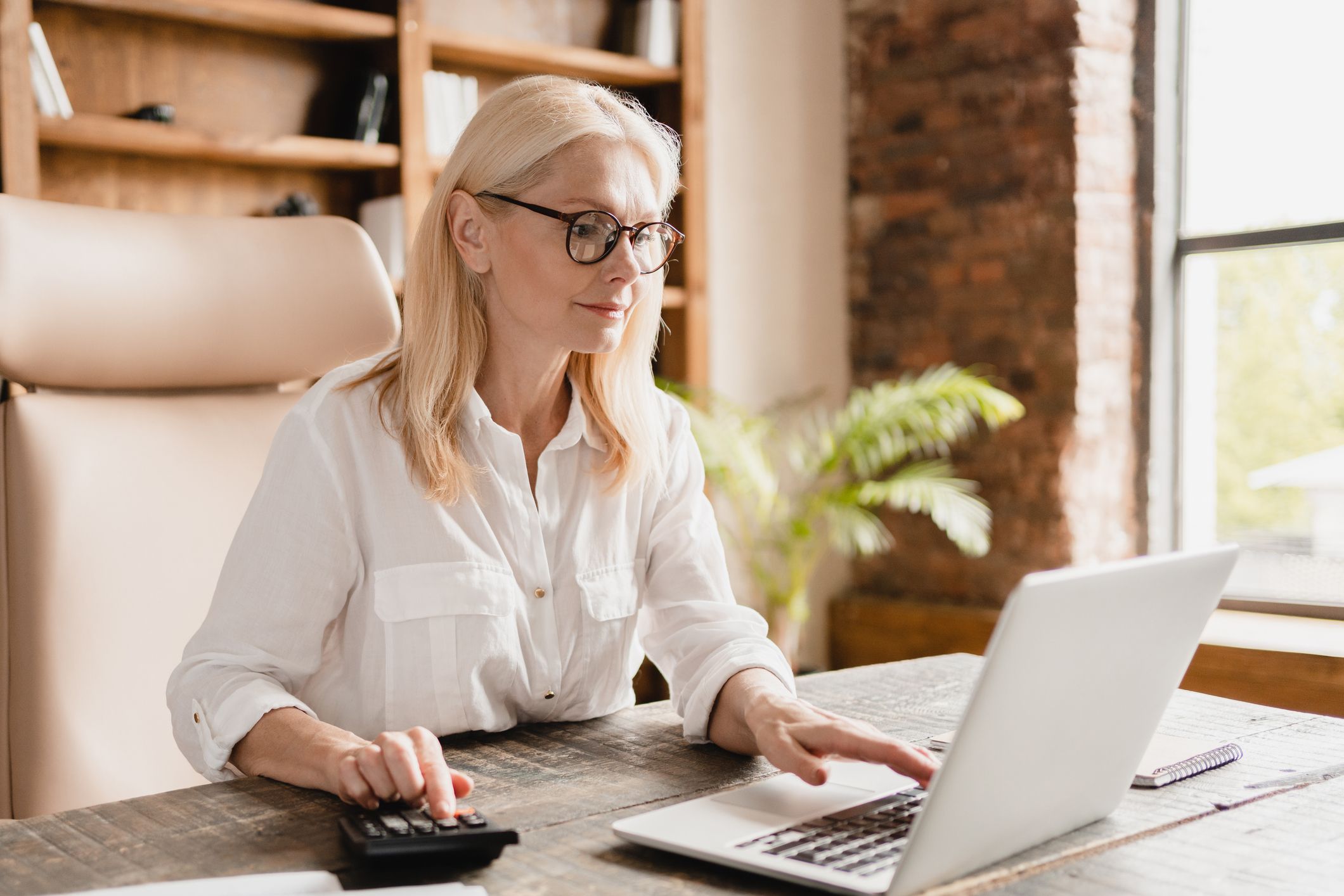 Text-based visual asking why women's account balances often lag behind despite high saving rates.